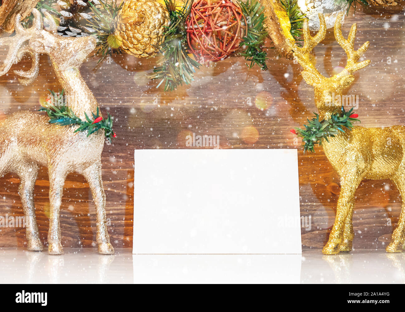 Fond d'hiver avec du papier vierge et décorations de Noël Banque D'Images Fond d'hiver avec du papier vierge et décorations de Noël Banque D'Images