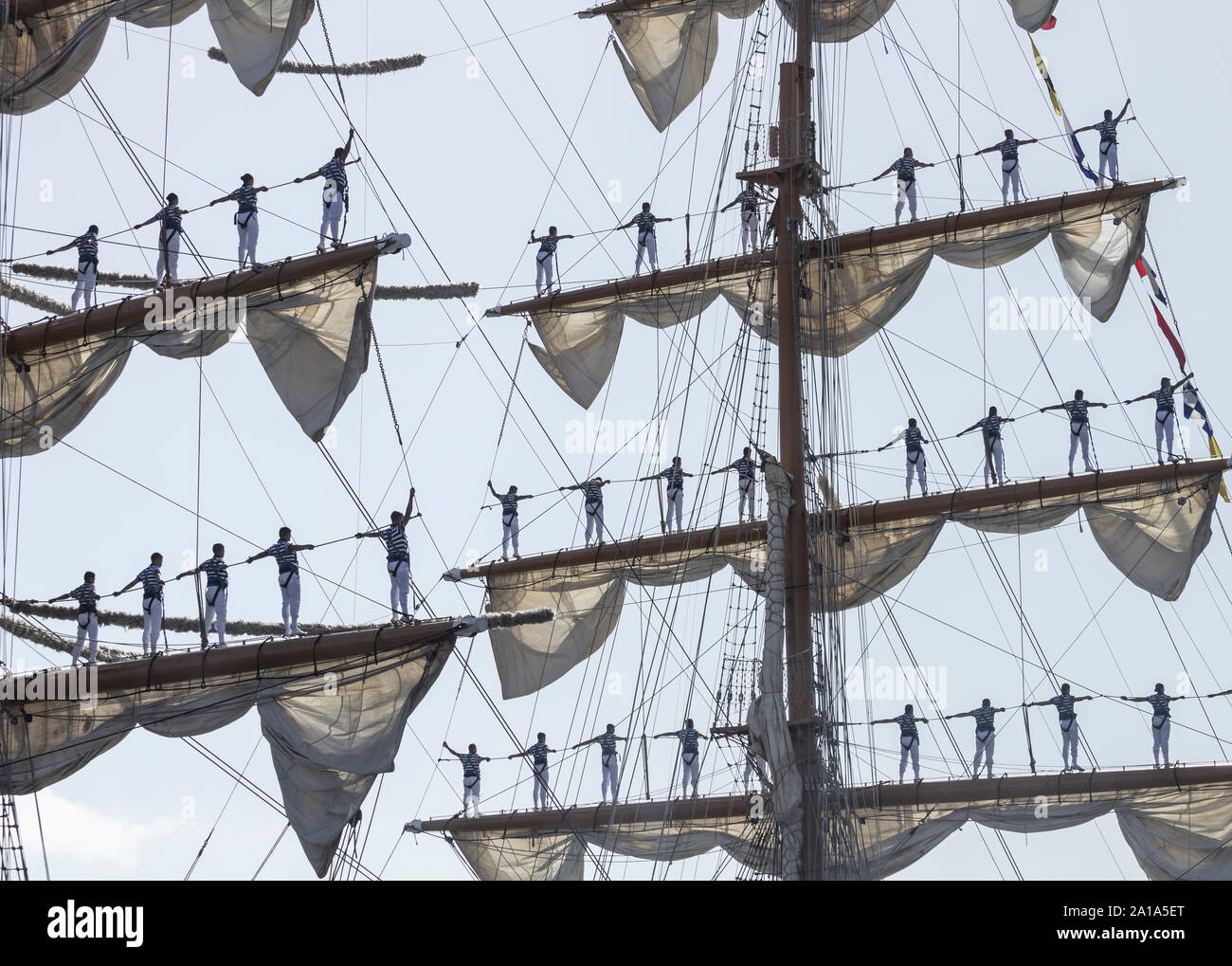 Las Palmas, Gran Canaria, Îles Canaries, Espagne. 25 Septembre, 2019. La montée des marins de la marine mexicaine sur le gréement du navire de formation des cadets, Cuauhtémoc, comme l'un des plus grands voiliers du monde part pour le Mexique de Gran Canaria, la dernière étape d'un voyage de 250 jours en Amérique du Nord et en Europe. Credit : Alan Dawson News/Alamy Live News Banque D'Images