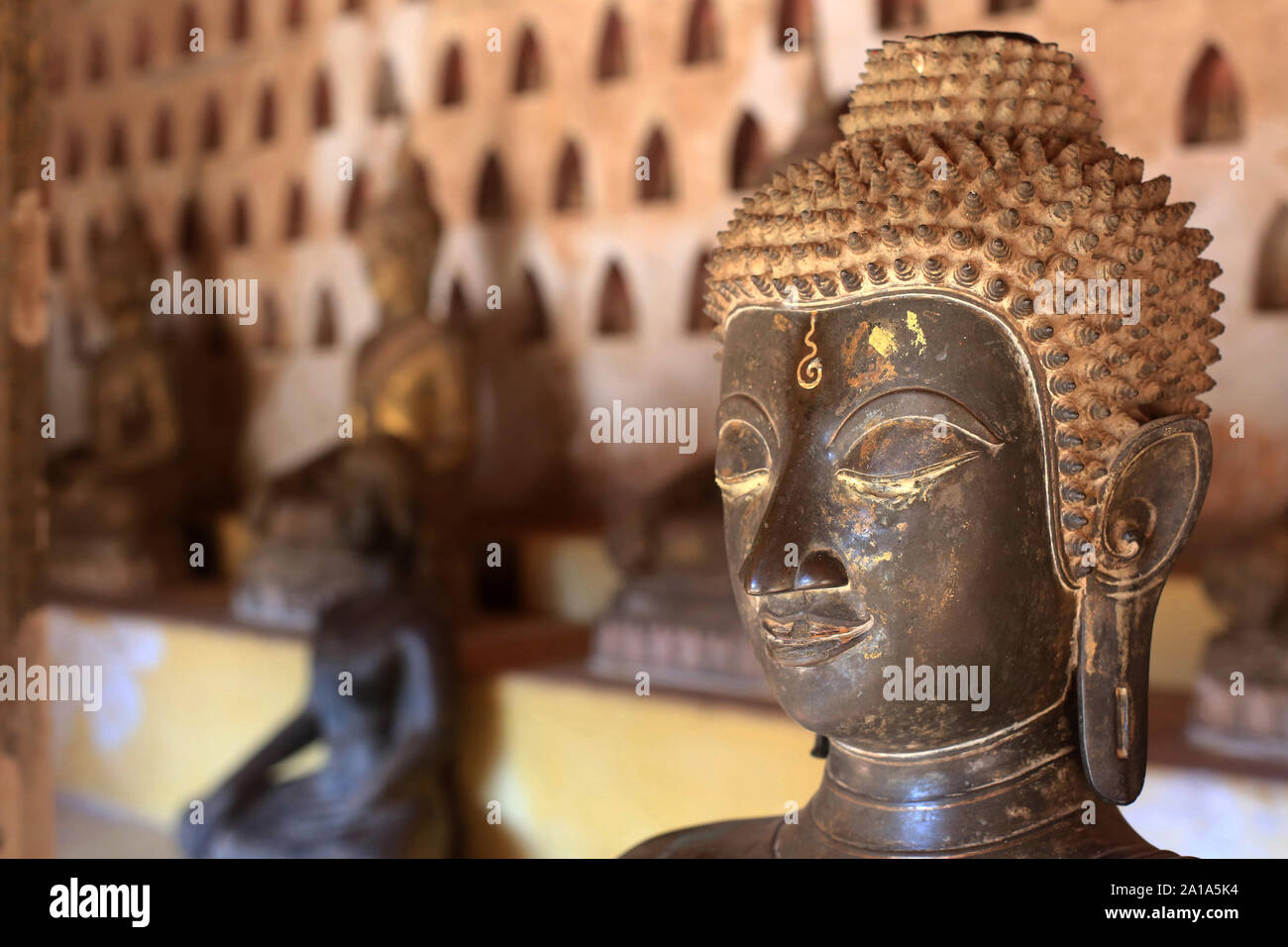 Bouddha. Cloître. Vat Sisakhet. 1819. Ventiane. Le Laos. / Bouddha et paires de petites statues de Bouddha. Partie d'une collection d'environ 2000 de la céramique. Banque D'Images