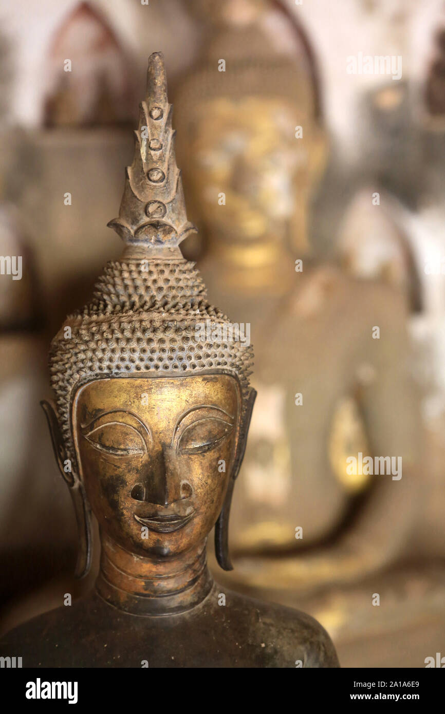 Bouddha. Cloître. Vat Sisakhet. 1819. Ventiane. Le Laos. / Bouddha et paires de petites statues de Bouddha. Partie d'une collection d'environ 2000 de la céramique. Banque D'Images