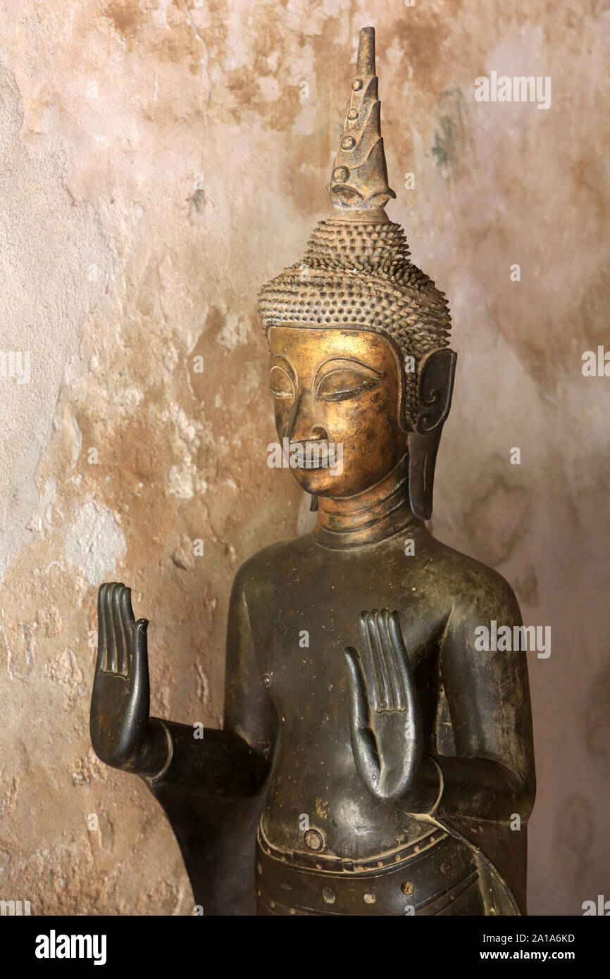 Bouddha. Cloître. Vat Sisakhet. 1819. Ventiane. Le Laos. / Bouddha et paires de petites statues de Bouddha. Partie d'une collection d'environ 2000 de la céramique. Banque D'Images