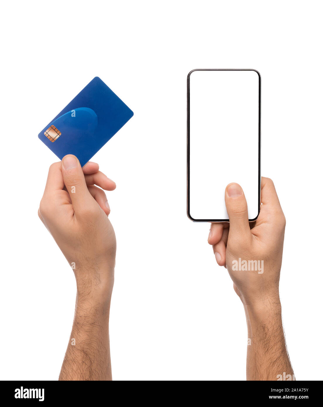 Carte de crédit et smartphone avec écran blanc dans les mains des hommes Banque D'Images