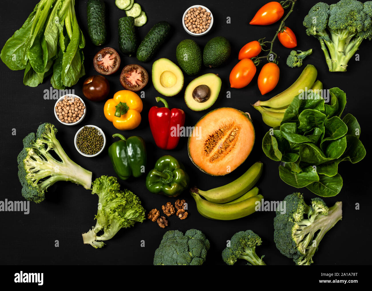 Assortiment de légumes frais bio pour la cuisine végétarienne. Vue de dessus sur fond noir. Nourriture végétalienne saine Banque D'Images