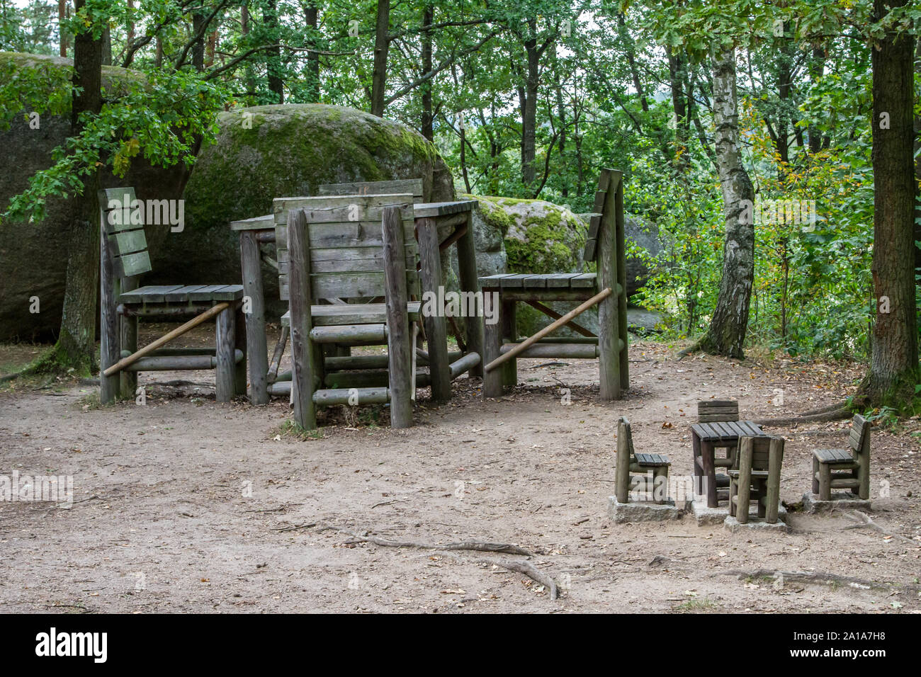 Grandes chaises en bois et de petits escaliers de bois, en arrière-plan, blocs erratiques, Blockheide Waldviertel, Autriche Banque D'Images