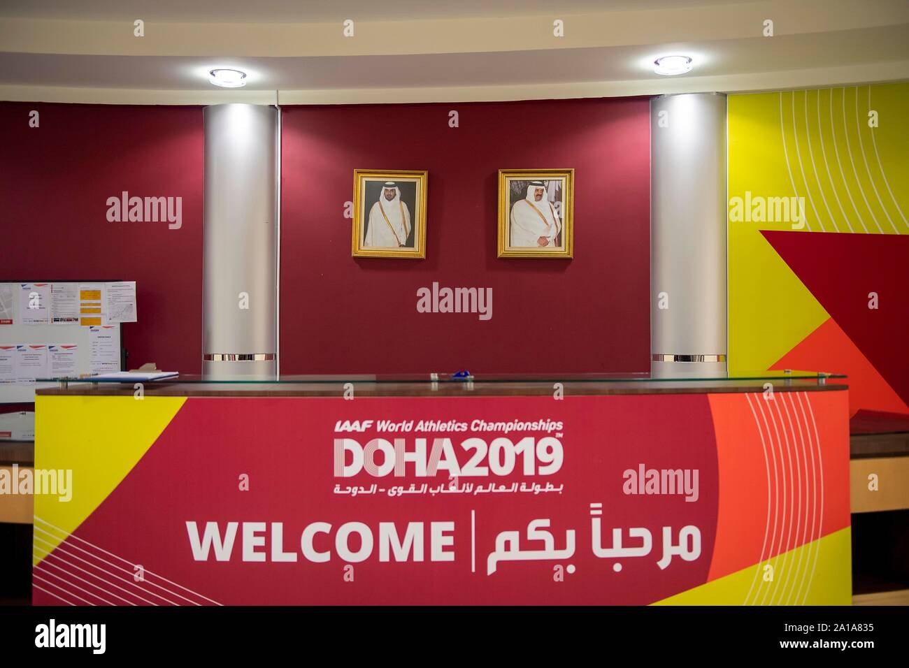 Fonction, un bureau d'accueil dans le centre de presse au Khalifa International Stadium, Centre Principal des Médias, avec des photos d'Emir cheikh Tamim Bin Hamad Al Thani et son père bin Hamad Al Thani, sur Chalifa 25.09.2019 Championnats du monde d'athlétisme 2019 à Doha / Qatar, à partir de la 27.09. - 10.10.2019. Dans le monde d'utilisation | Banque D'Images