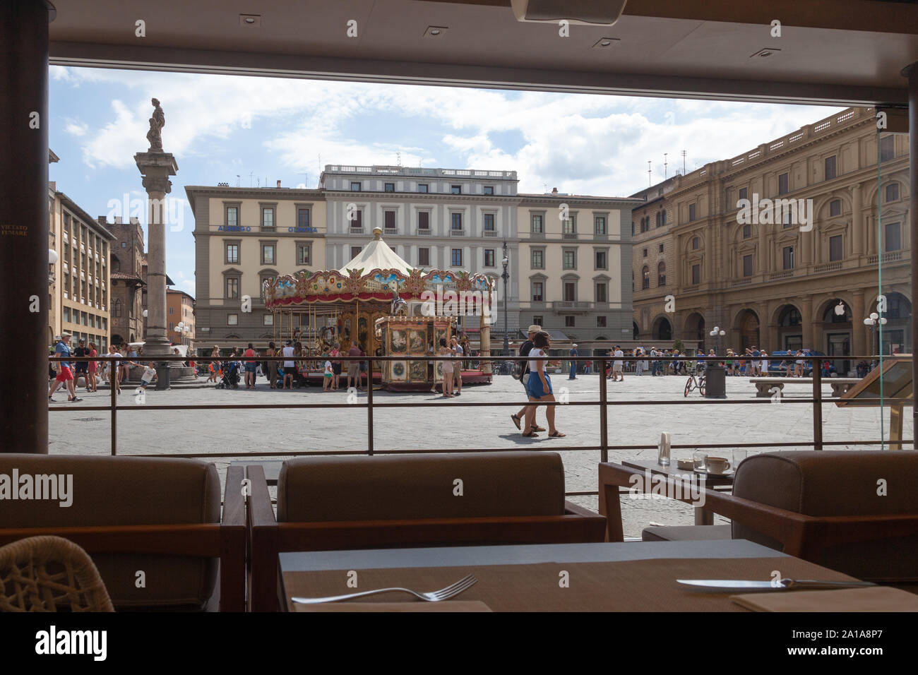 Le Caffè Gilli, Via Roma, 1r, 50123 Florence, Italie recherche sur carrousel dans Piazza del Repubblica. Banque D'Images