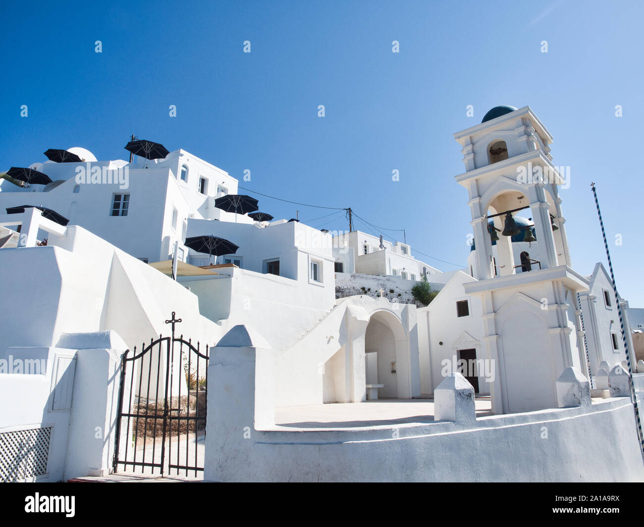 De dessous les bâtiments et clocher de Nikolaus monastère à Santorini Grèce sous ciel bleu sur sunny day Banque D'Images