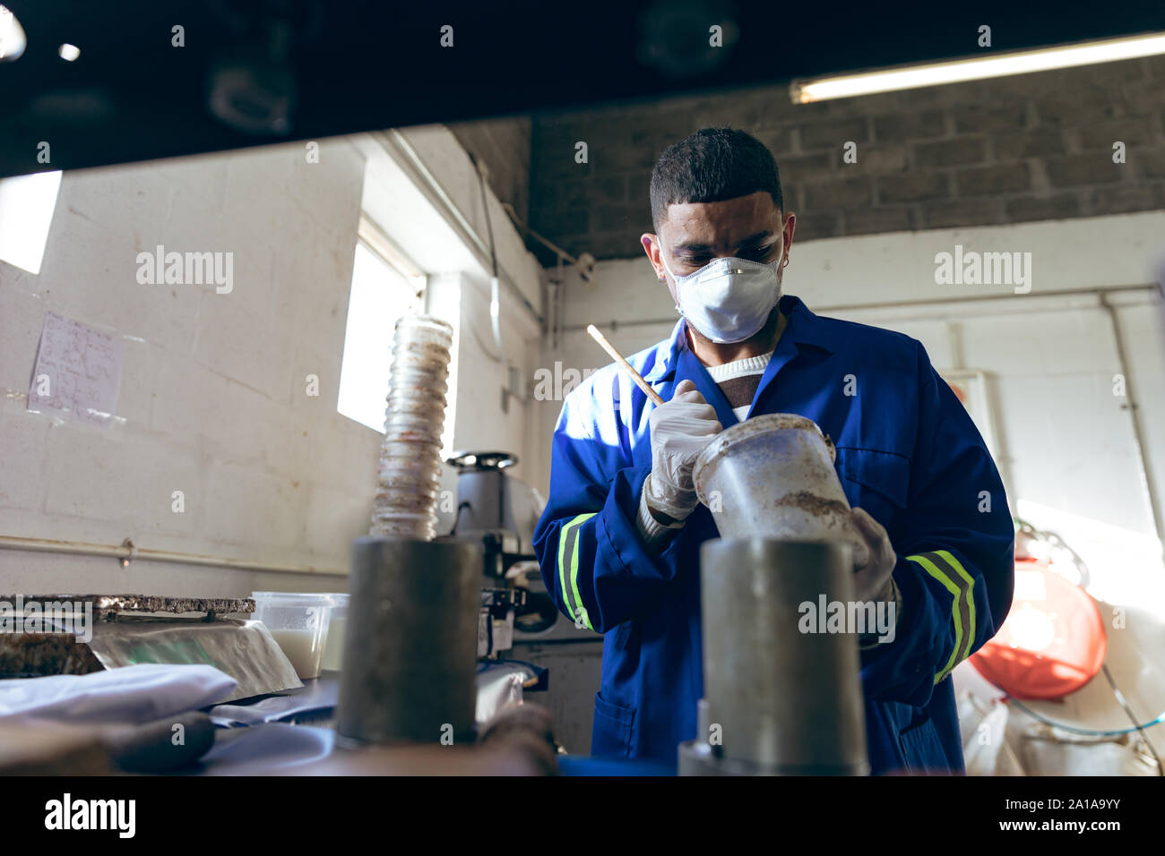 Jeune homme travaillant dans une usine d'équipement de sport Banque D'Images