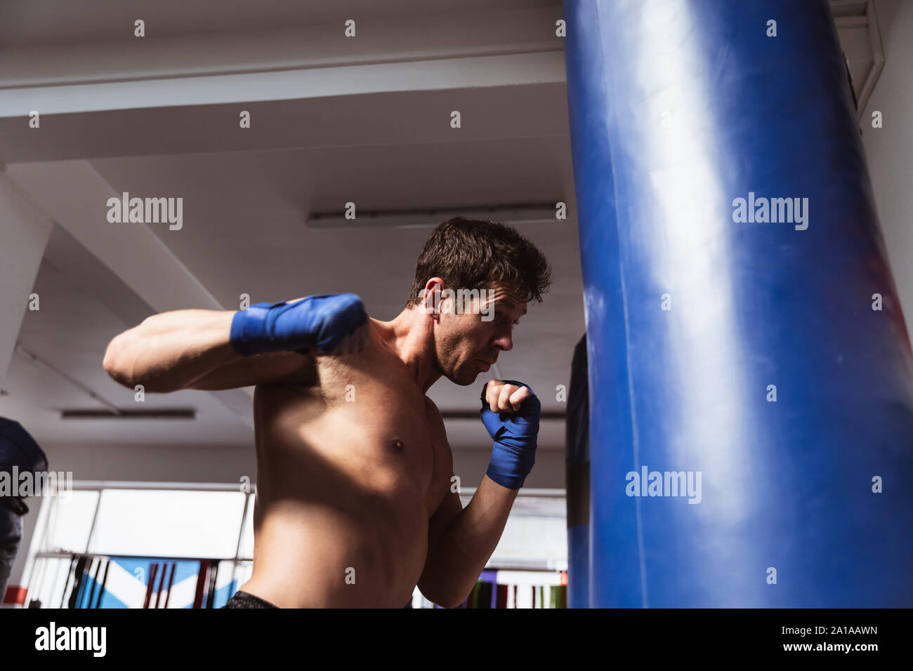 Male boxer dans un club de boxe Banque D'Images