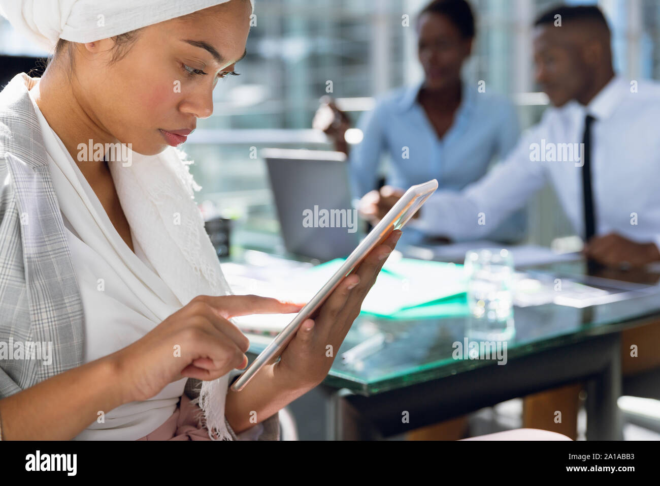En hijab Businesswoman sitting at desk Banque D'Images