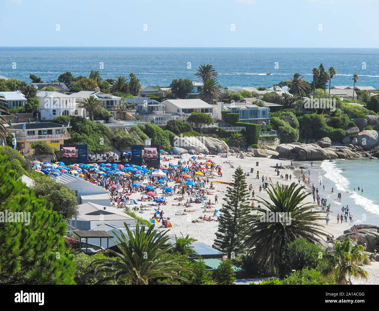 Vue aérienne ou à la foule sur la plage de Clifton 4e le jour de Valentines concert à la côte, une banlieue aisée de Cape Town, Afrique du Sud Banque D'Images