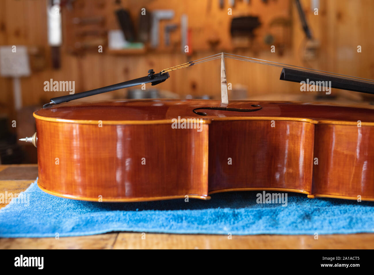 Violoncelle dans un atelier Banque D'Images