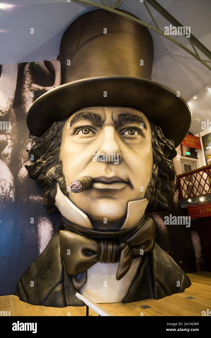 Hall d'exposition à la fibre de verre avec Brunel en réplique de la grand visage de l'homme donnant sur la chambre. Brunel étant fait partie de la SS Great Britain Ship Museum arsenal, Bristol. Royaume-uni (109) Banque D'Images