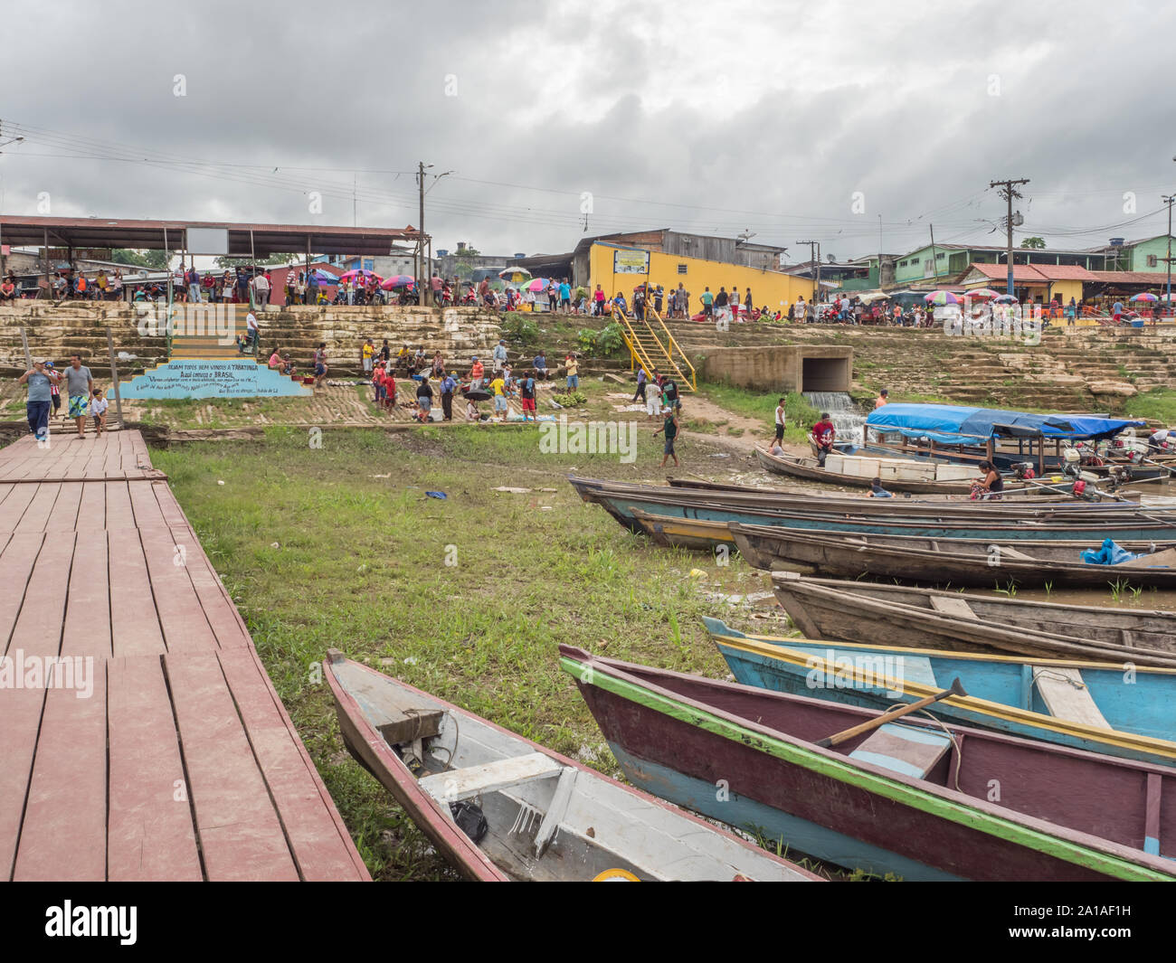 Tabatinga au Brésil, - le 25 novembre 2018 : les gens et bateau en bois dans le port d'Amazone. L'Amérique du Sud. Amazon River. Tres fronteras. Rain Forest Banque D'Images