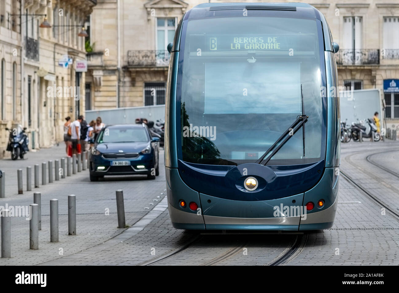 Un tram circulant le long de la rue du centre de Bordeaux, France, Europe Banque D'Images
