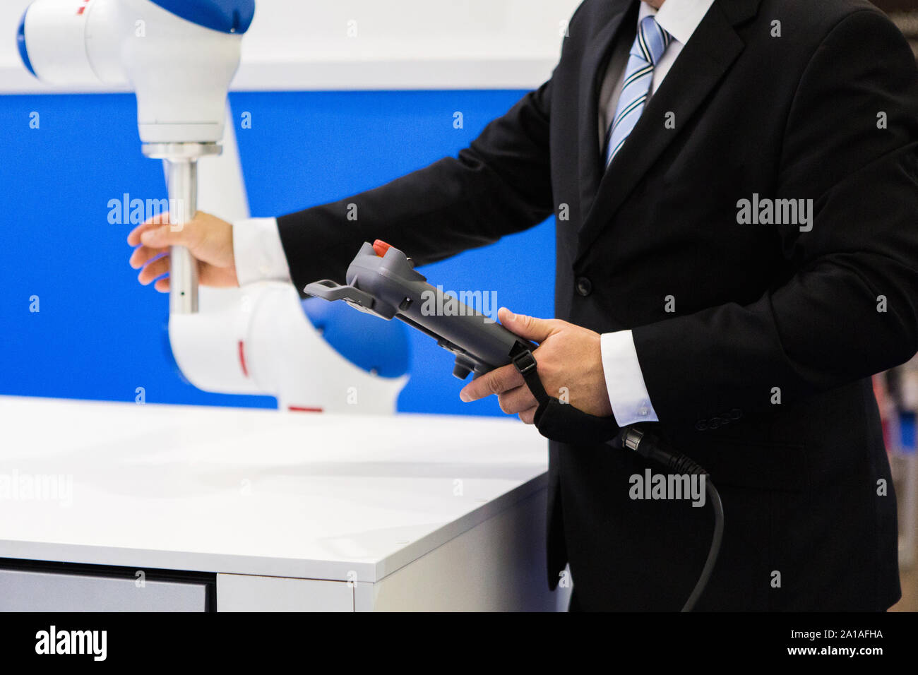 L'ingénieur démontre le travail du robot-collaborateur Banque D'Images