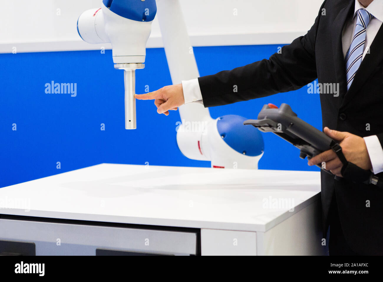 L'ingénieur démontre le travail du robot-collaborateur Banque D'Images