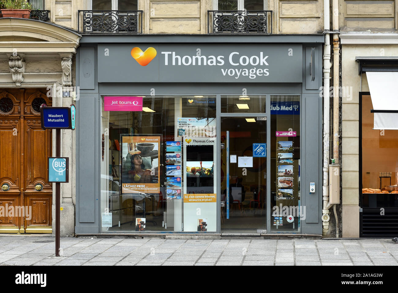PARIS, FRANCE - 25 septembre 2019 : une vitrine de l'agence "Thomas Cook" à Paris, un groupe britannique global travel qui s'est effondré en septembre 2019. Banque D'Images