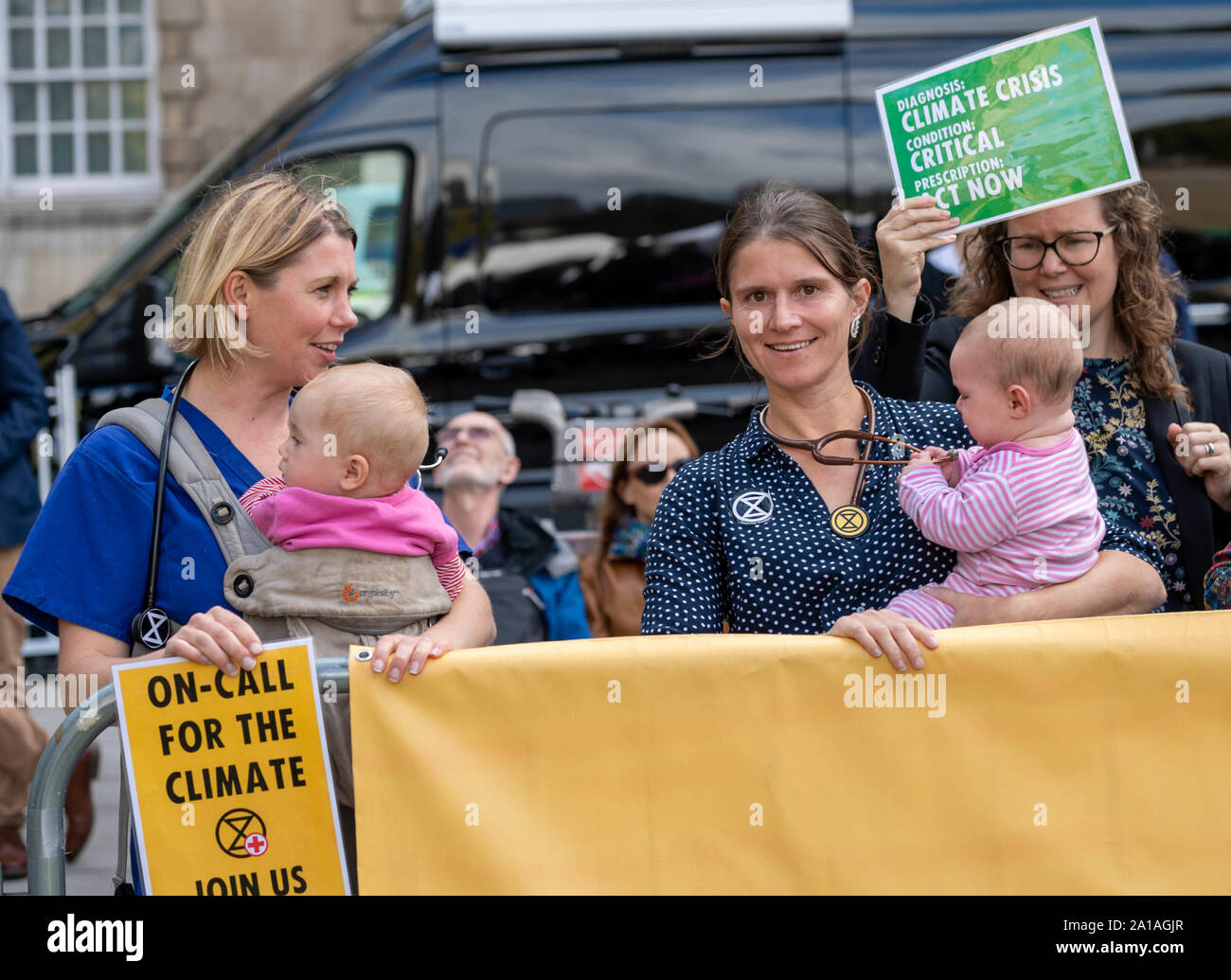 London UK 25 sept. 2019 Médecins pour rébellion Extinction démonstration sur College Green London UK Credit Ian DavidsonAlamy Live News Banque D'Images