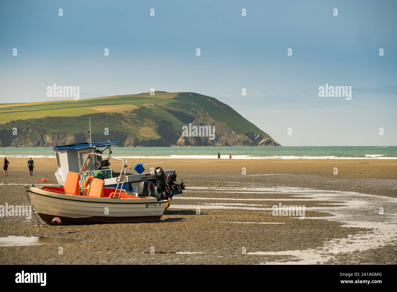 Voyages et tourisme au Royaume-Uni : les gens sur la plage de sable à l'Parrog Trefdraeth), Newport (Pembrokeshire, Pays de Galles de l'Ouest, août 2019 Banque D'Images