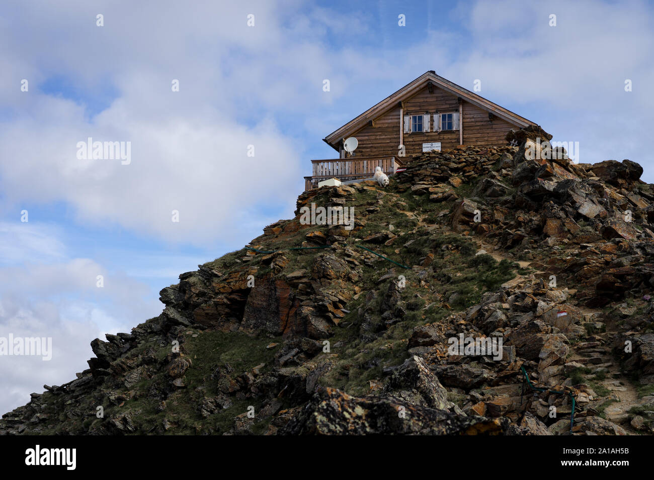 Une belle maison sur le sommet d'une montagne en été. Banque D'Images