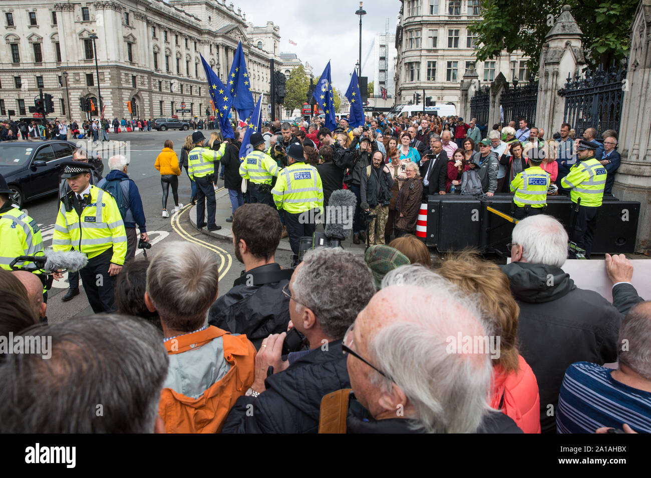 Londres, Royaume-Uni. 25 Septembre, 2019. Pro- et anti-militants Brexit manifestation devant les Chambres du Parlement le jour après que la Cour suprême a statué que la décision du Premier Ministre de suspendre le parlement était "illégale, nulle et sans effet". Credit : Mark Kerrison/Alamy Live News Banque D'Images