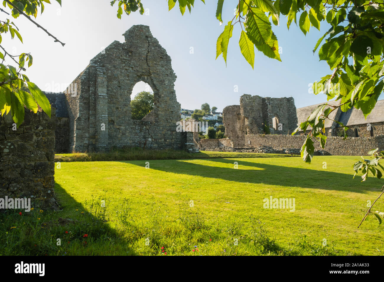 Les spectaculaires ruines de l'abbaye de St Dogmael bankks, sur le de la rivière Teifi à St Dogmaels, Cardigan, Wales. Fondée en 1120 sur le site d'une ancienne église normande, pré-Dogmael St en tant que centre religieux peut être vu dans de vastes ruines qui couvrent quatre siècles de vie monastique. Éléments de l'église et le cloître sont d'origine 12ème siècle, tandis que les grands murs ouest et nord de la nef sont 13e siècle. Il y a une belle porte du nord au 14ème siècle et une décoration du transept nord, construit dans la période Tudor. Banque D'Images