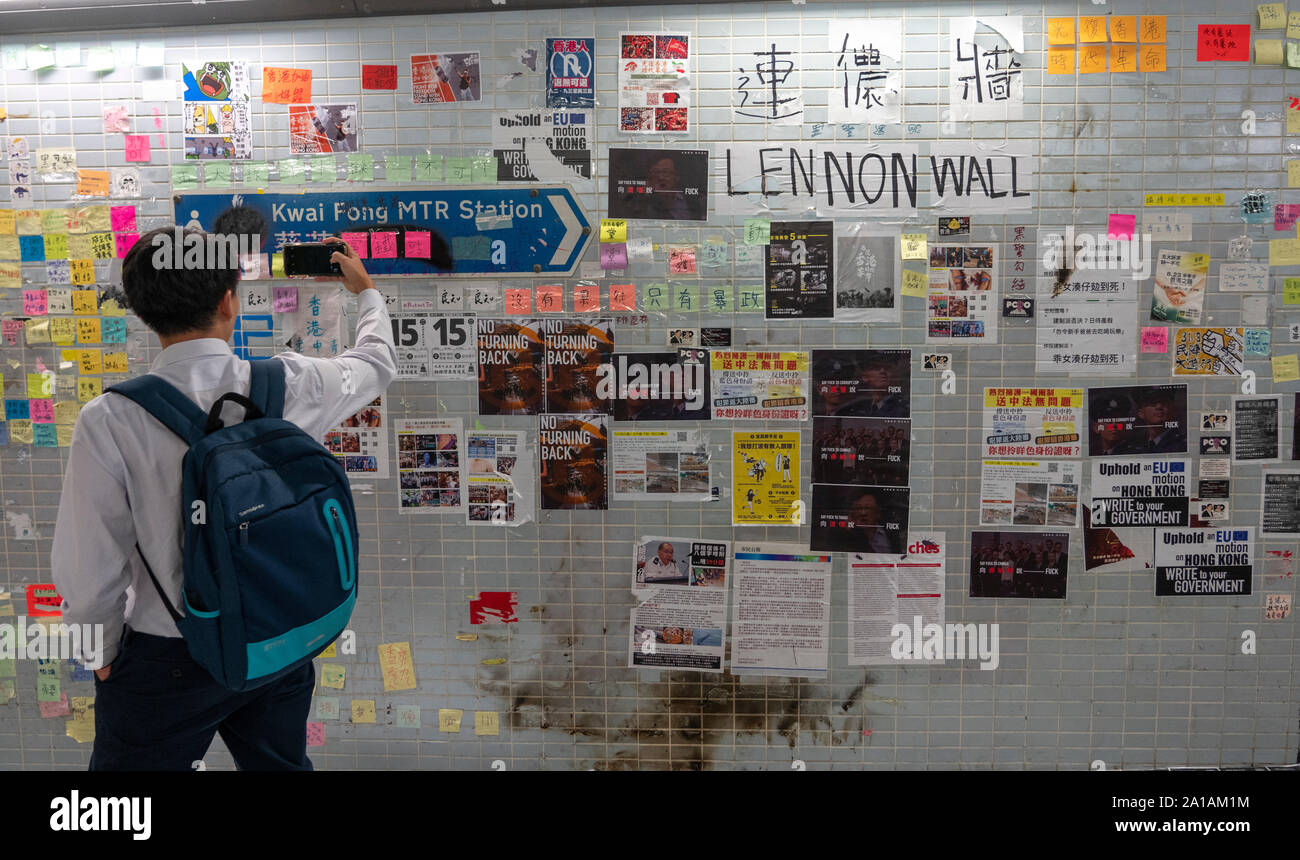 Pro et anti démocratie droit de l'extradition des manifestations, des slogans et des affiches sur les murs de Lennon à Hong Kong. Les murs à pic Lennon Kwai Fong dans de nouveaux territoires. Banque D'Images