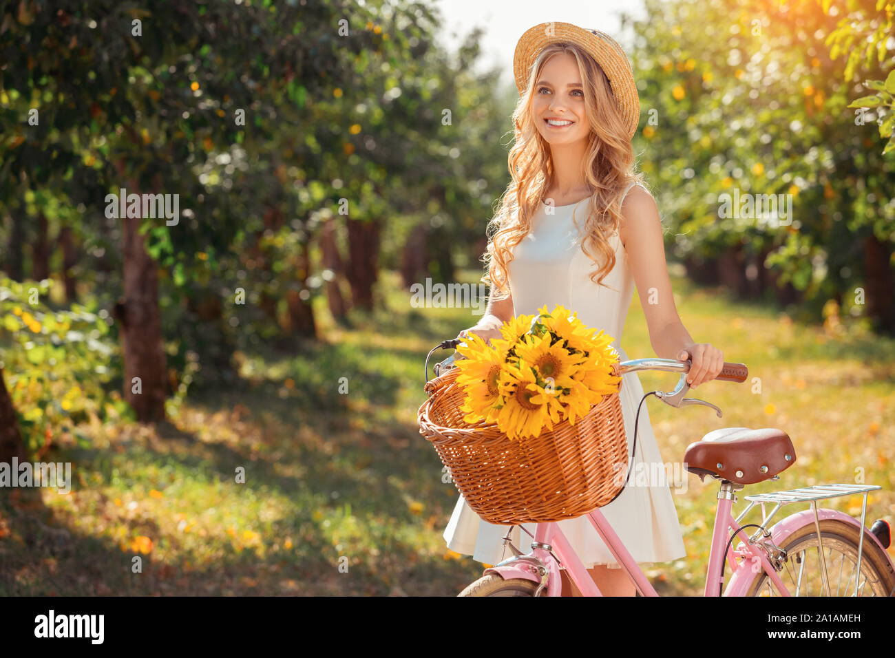 Jeune femme blonde hair style concept d'été Banque D'Images