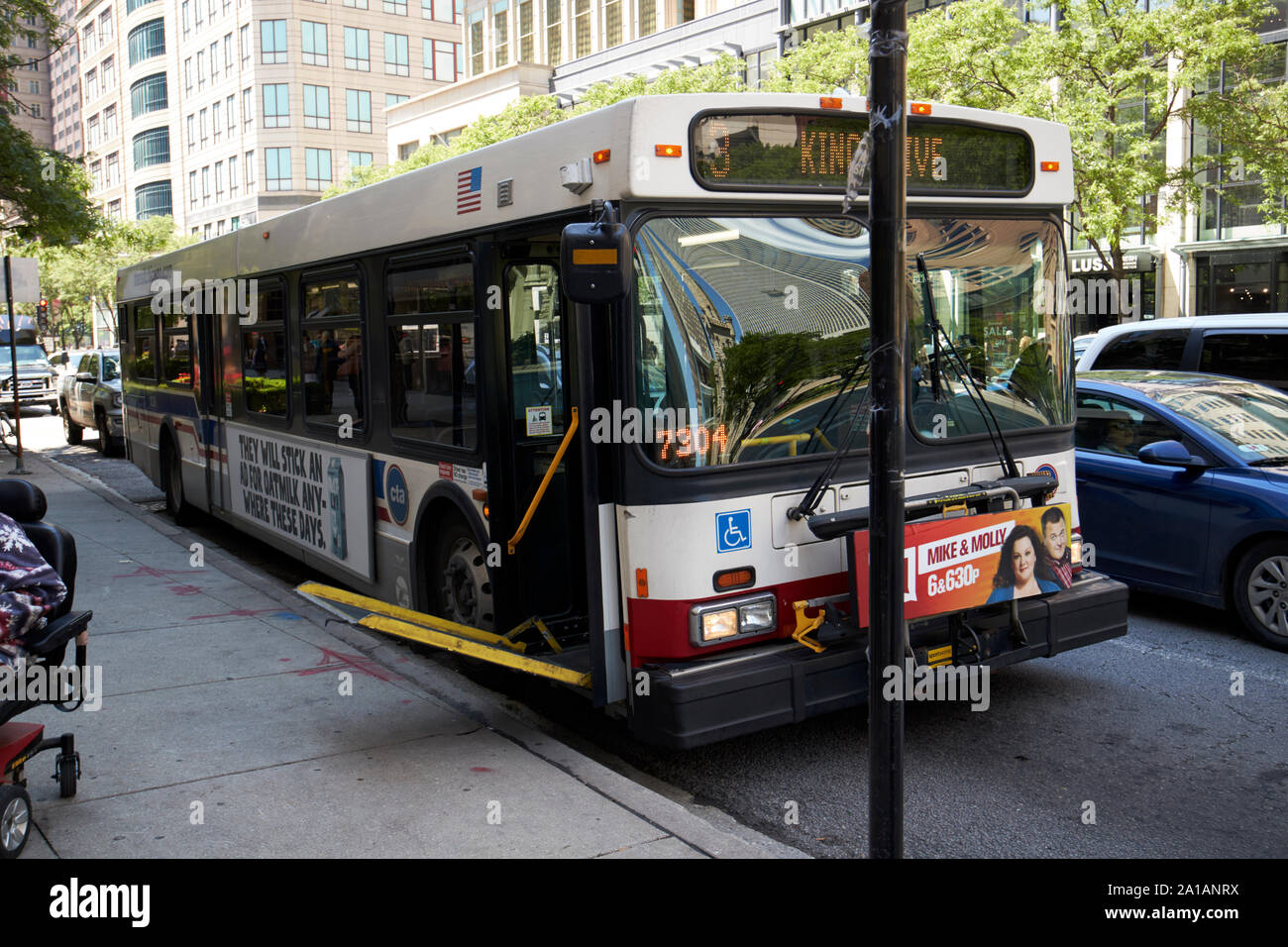 Cta chicago bus avec rampe de chargement vers le bas de porte avant Chicago Illinois Etats-Unis d'Amérique Banque D'Images