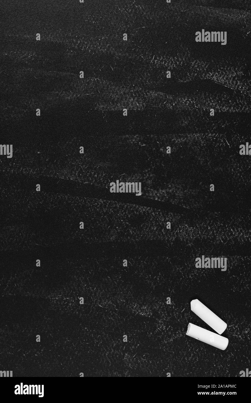 Tableau noir avec craie blanche arrière-plan. Tableau noir ou tableau vide grunge texture verticale. Banque D'Images