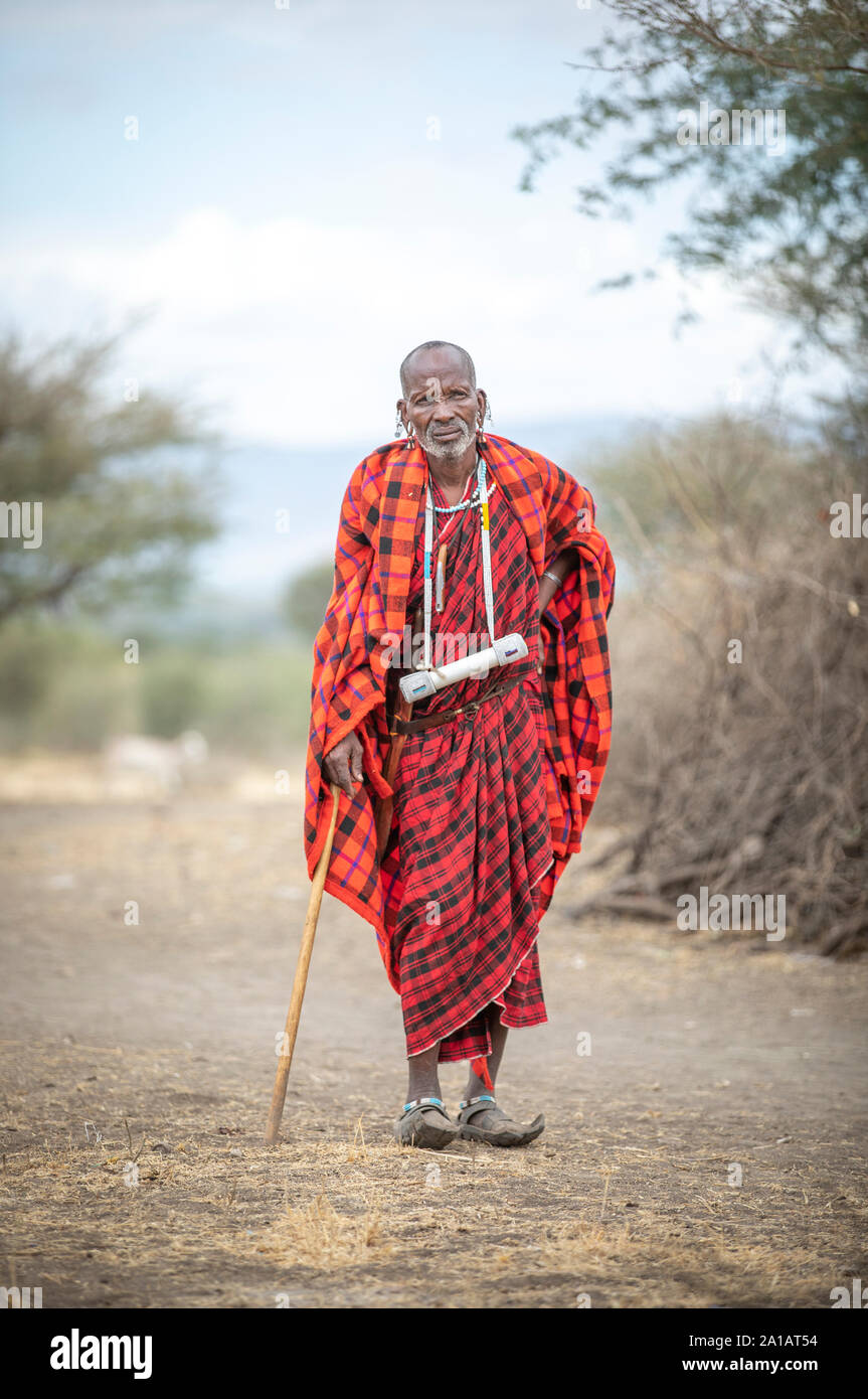 Arusha, Tanzanie, 10 Septembre 2019 : aîné masaï dans sa tenue traditionnelle Banque D'Images
