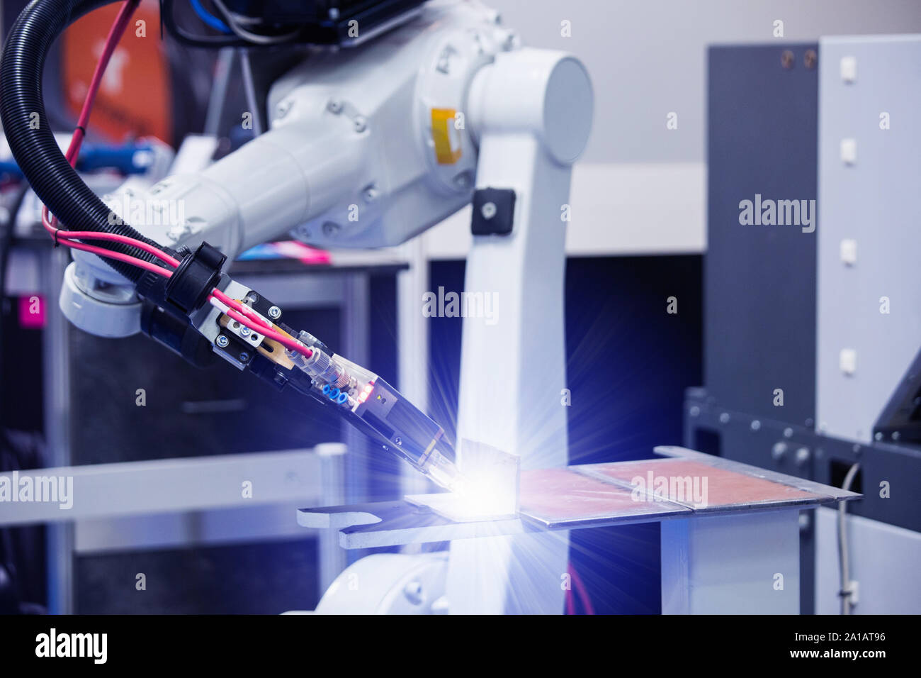 Robot de Soudage automatique dans une usine moderne à l'opération. Banque D'Images
