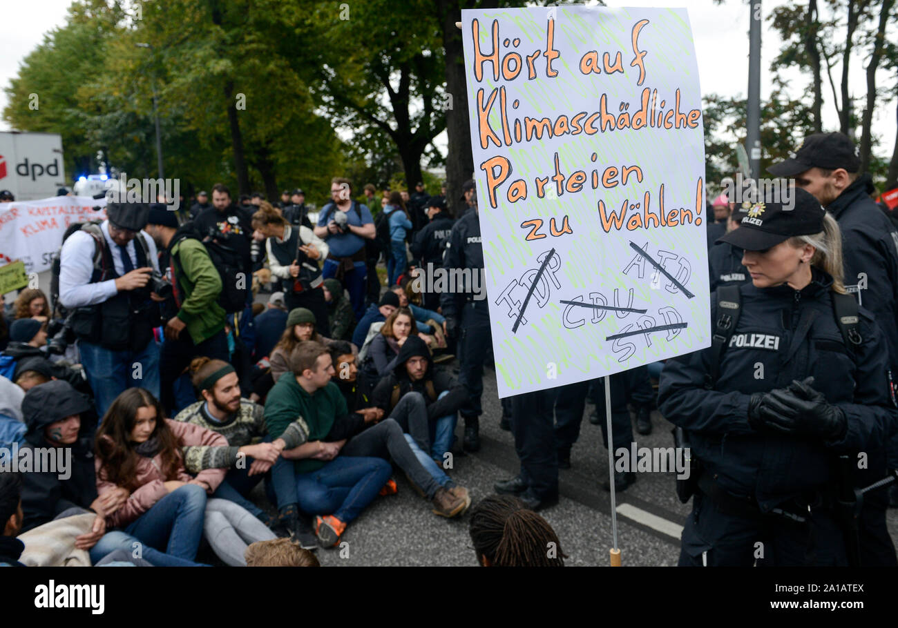 Allemagne, Hambourg, ville de blocage routier pour le climat après vendredi pour les rally/, Banner a écrit : arrêter le vote à des partis comme climatique CDU SPD FDP AFD, partis politiques allemands Banque D'Images