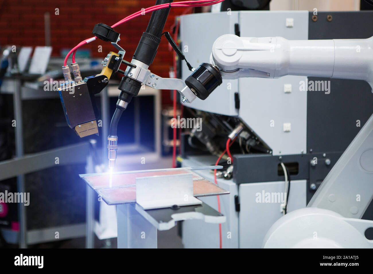 Robot de Soudage automatique dans une usine moderne à l'opération. Banque D'Images