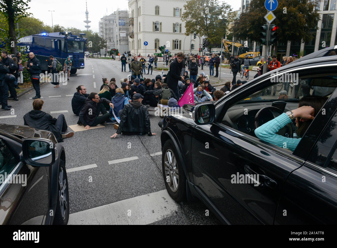 Allemagne, Hambourg, ville de blocage routier pour le climat après vendredi pour de futures / Rallye Deutschland, Hambourg, Sitzblockaden Polizeieinsatz und nach der démo vendredi pour les futurs-Bewegung Alle fürs Klima 20.9.2019 Banque D'Images