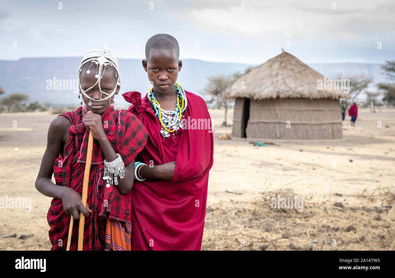 Arusha, Tanzanie, 10 Septembre 2019 : les jeunes enfants massaïs en tenues traditionnelles Banque D'Images