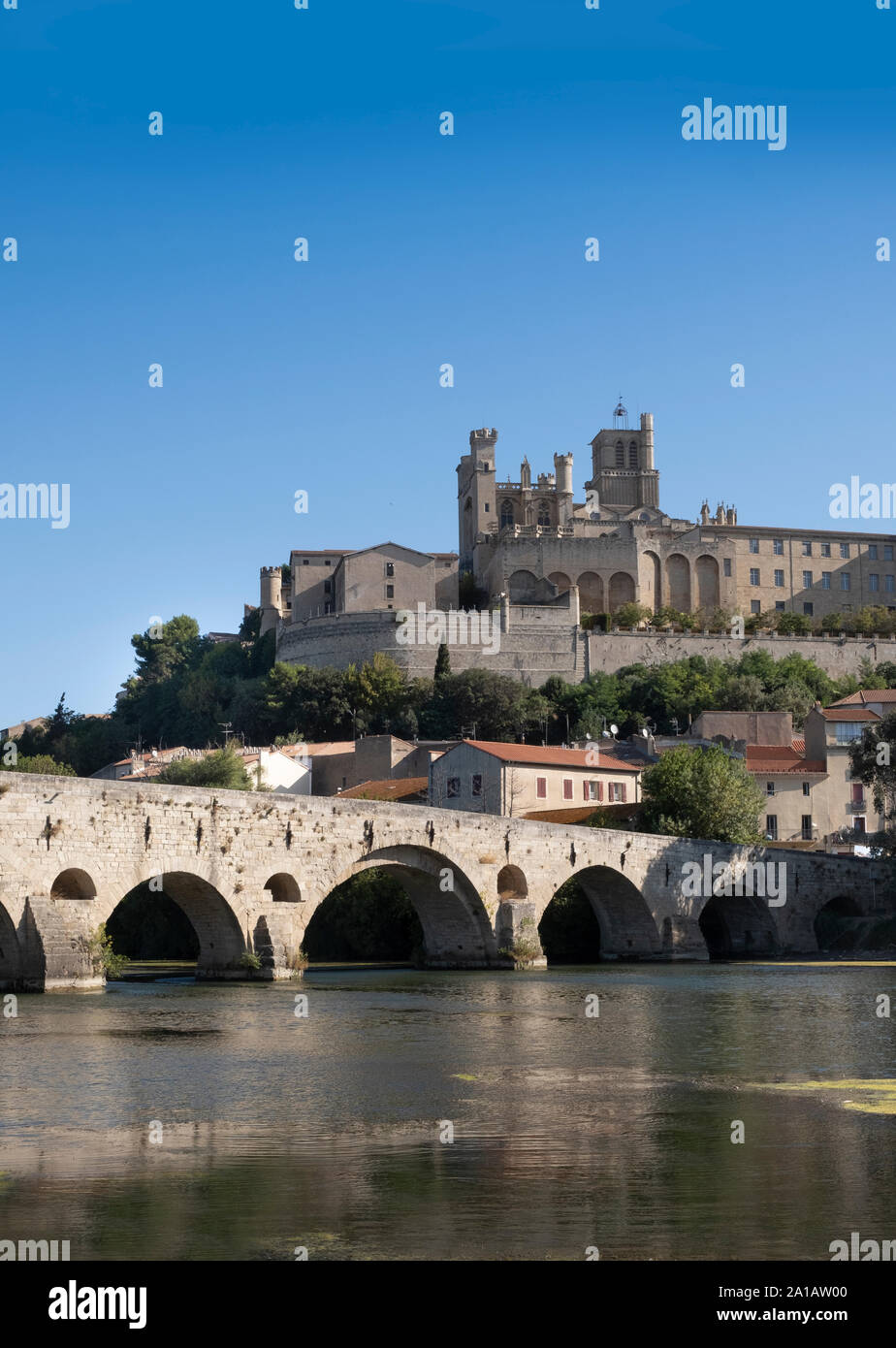 Beziers, France ; 6 Septembre 2019 - Le Pont Vieux, le pont romain sur la rivière Orb et cathédrale de Béziers Banque D'Images
