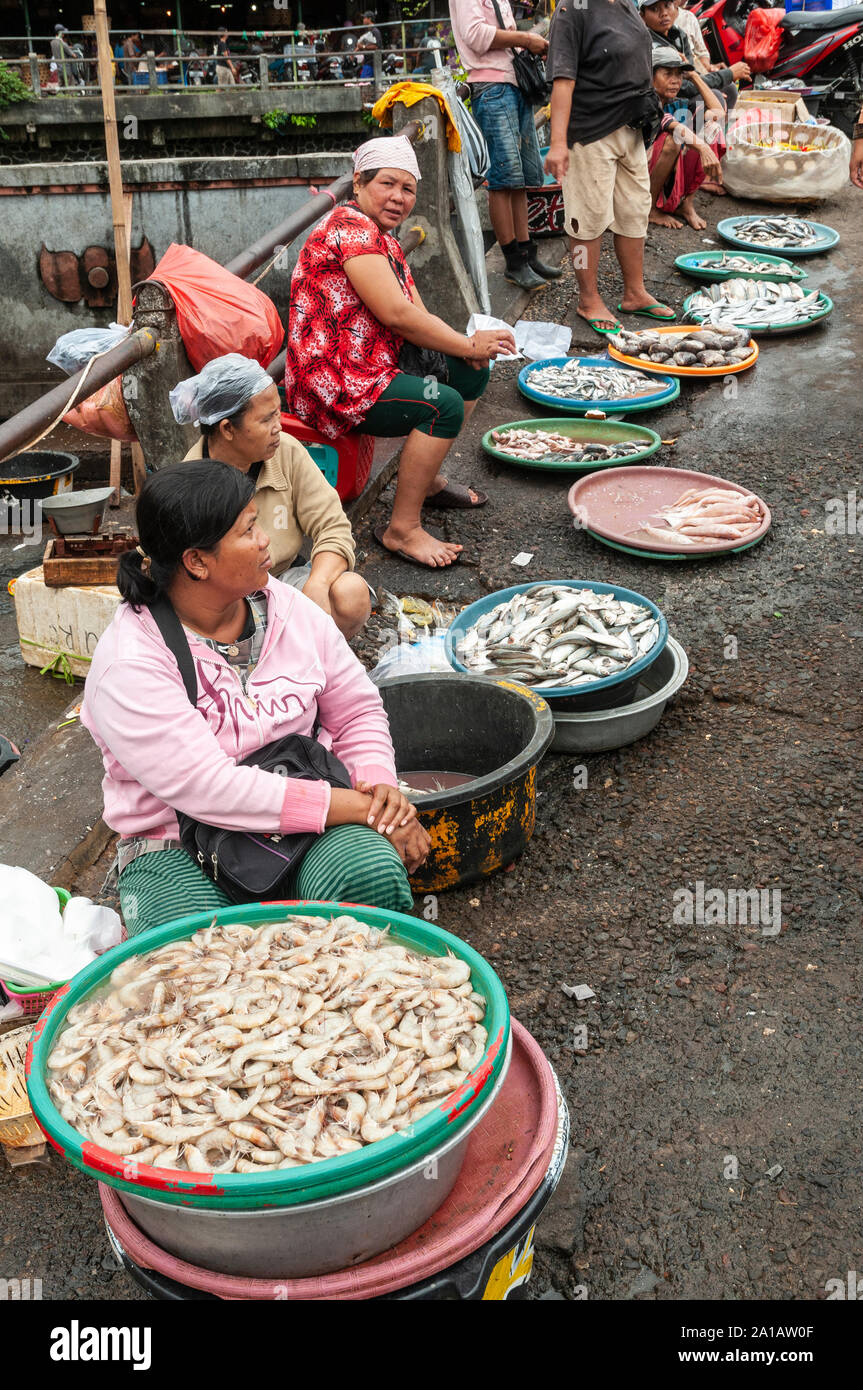 Les femmes à la vente du poisson et des crevettes, au marché Pasar Badung à Denpasar, Bali, Indonésie Banque D'Images