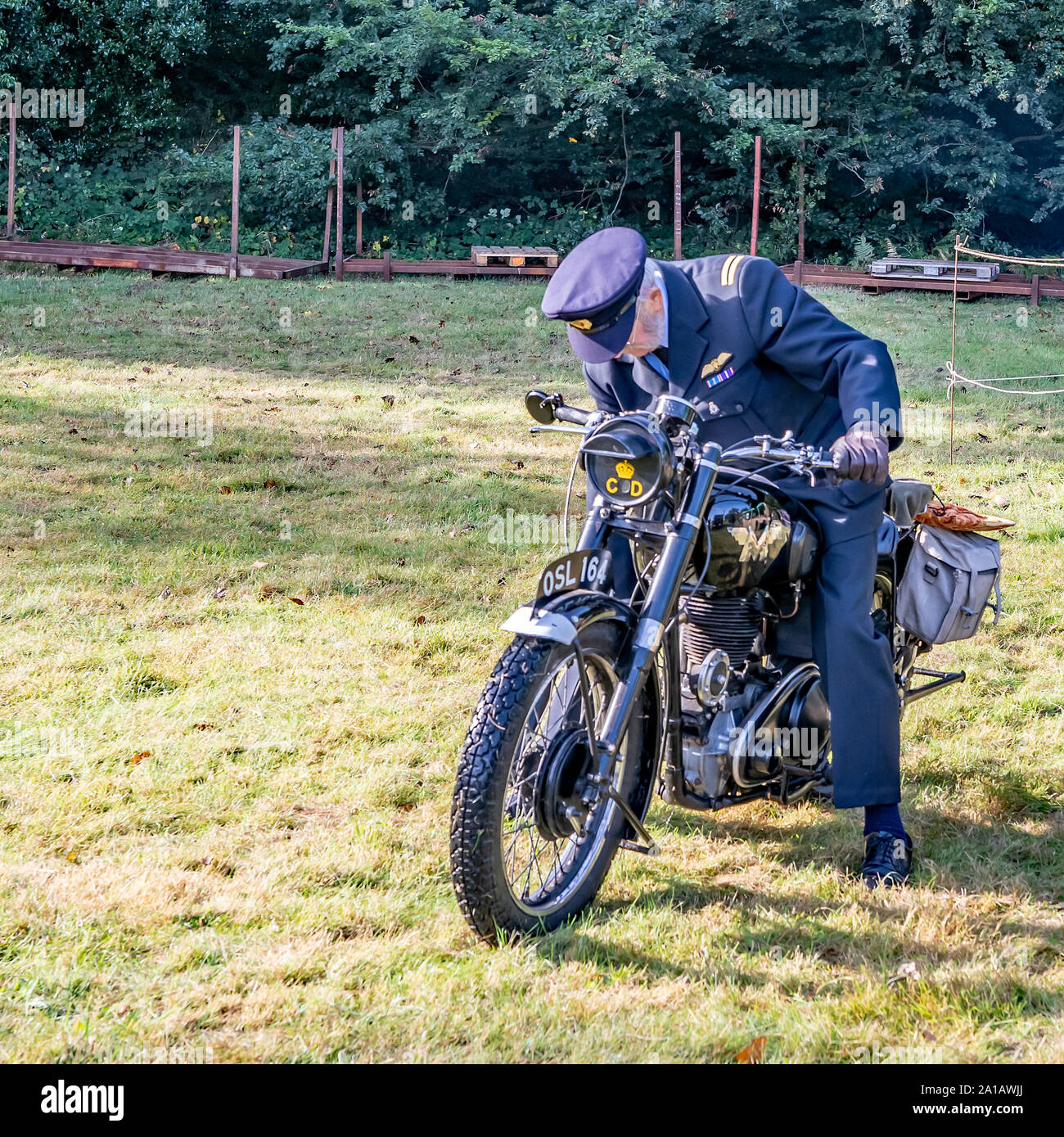 Vieil homme habillé comme un soldat sur un 350cc Moto Matchless militaire Banque D'Images