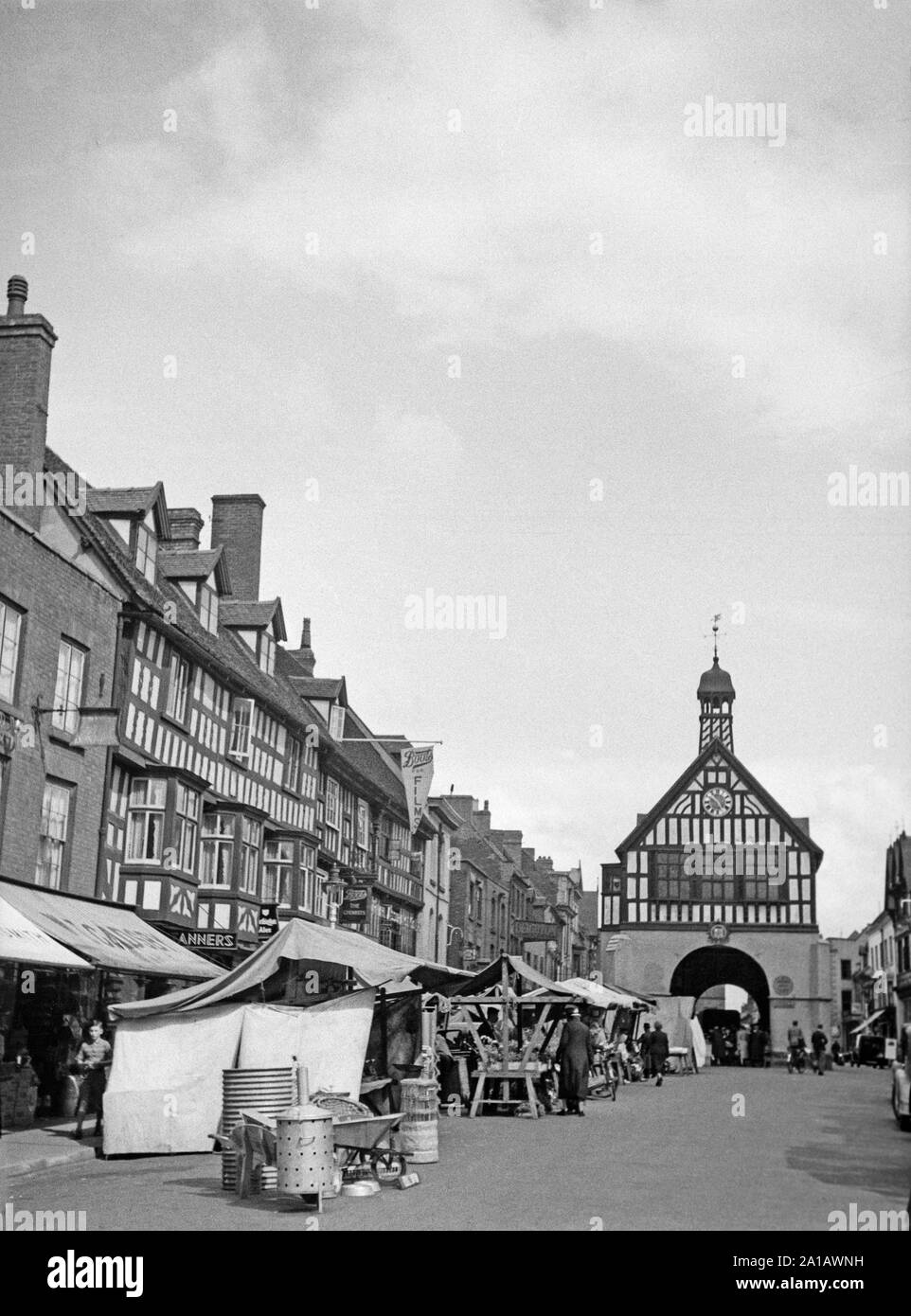 Un milieu xxe siècle photographie noir et blanc montrant la grande rue à Bridgnorth, Shropshire, Angleterre. Image montre le 17e siècle Town Hall building en arrière-plan, et de nombreux magasins y compris Boots the Chemist, boutique de vins, et les tanneurs Banque D'Images