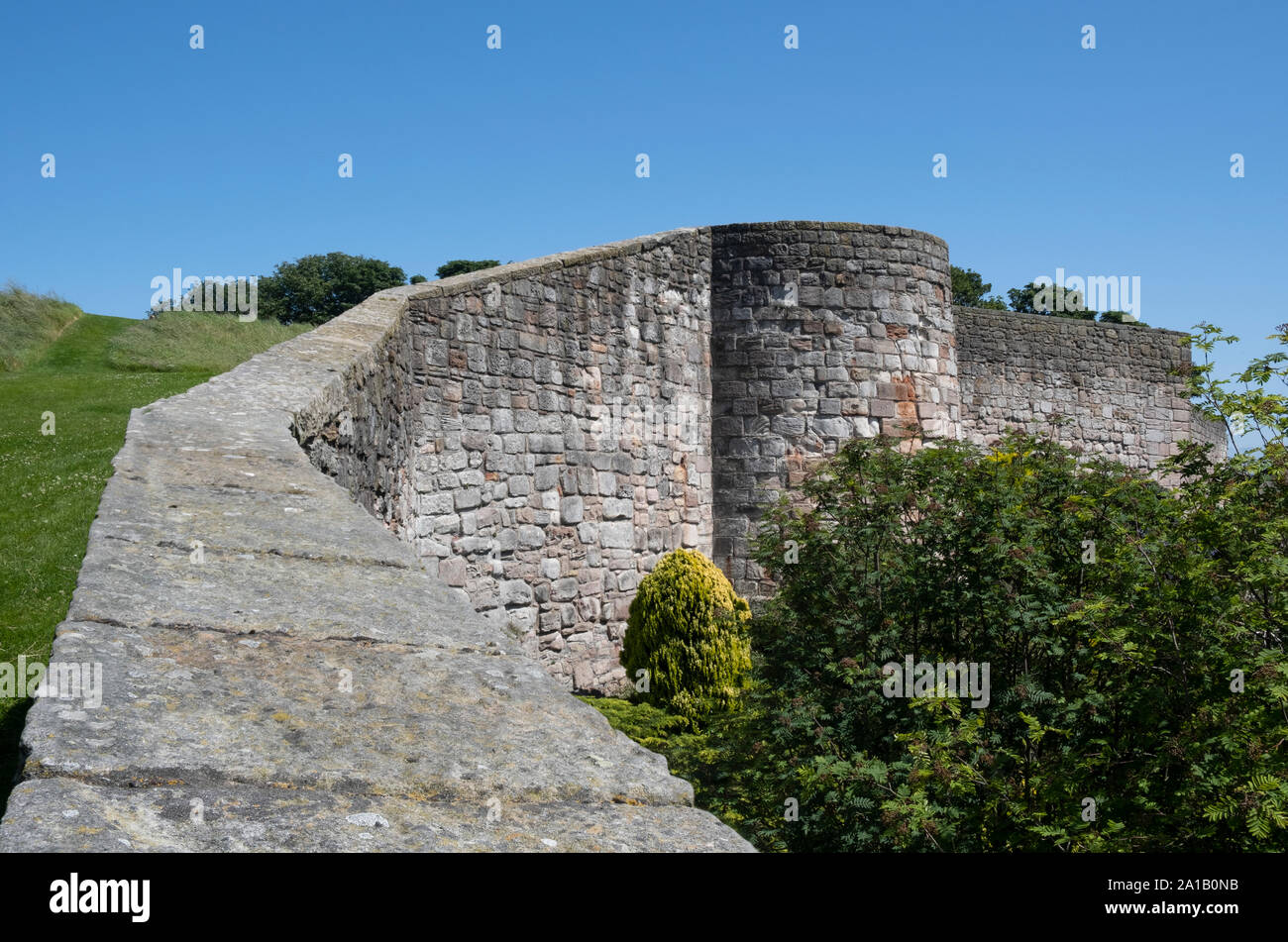 La fortification médiévale de murs en pierre de défense de la ville de Berwick-upon-Tweed la ville frontière dans le Northumberland England Banque D'Images