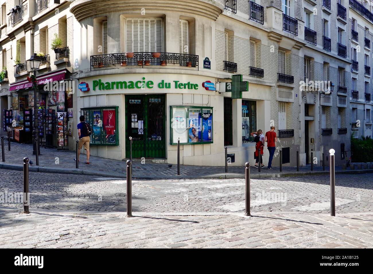 Les gens qui marchont devant la pharmacie du Tertre à Montmartre, Paris, France. Banque D'Images