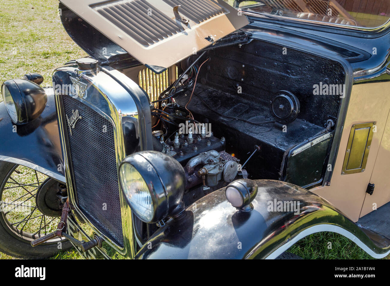 Détail d'un Austin Seven avec le capot levé révélant le compartiment moteur. Vintage et classic car show Belbroughton, UK. Banque D'Images