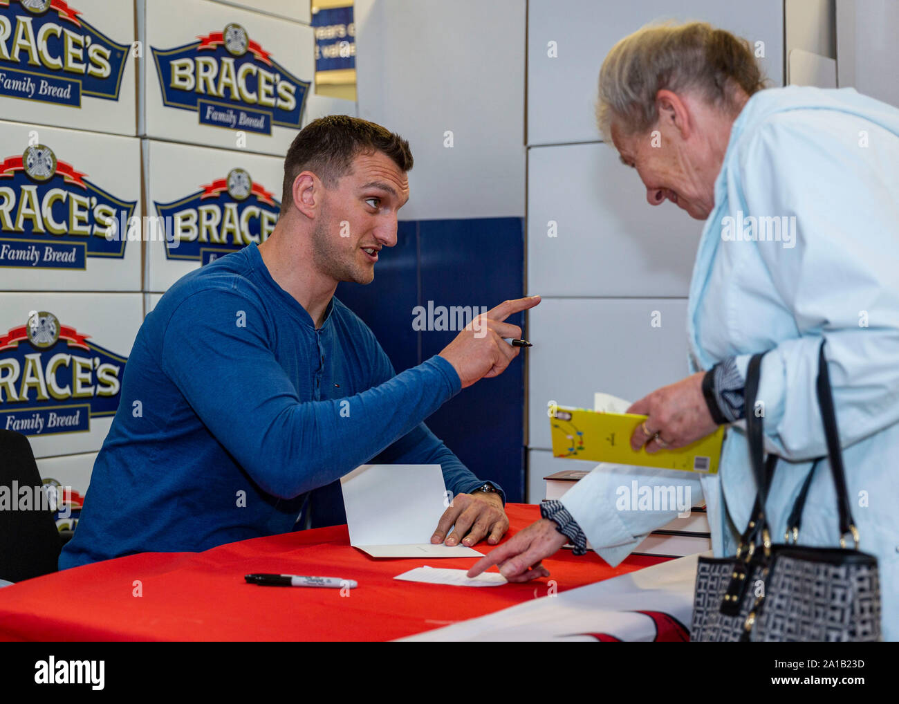 CARDIFF, Royaume-Uni. 25 Sep 2019. Ancien joueur de rugby Sam Warburton lors d'une séance de signature pour son autobiographie le côté ouvert. Tenue à Tesco Extra, Western Avenue et parrainé par des accolades du pain. © Photo Matthieu Lofthouse - Photographe indépendant Crédit : Matthieu Lofthouse/Alamy Live News Banque D'Images