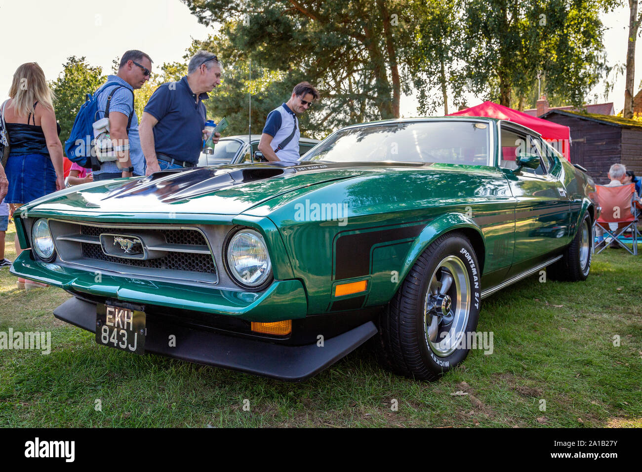 Un 1971 Ford Mustang mach 1 avec double classique bonnet scoop attire l'intérêt à un vintage car show à Belbroughton. Banque D'Images