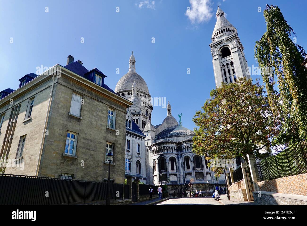 Retour, vue de côté de la basilique de Sacré Coeur et bell, Montmartre, Paris, France. Banque D'Images