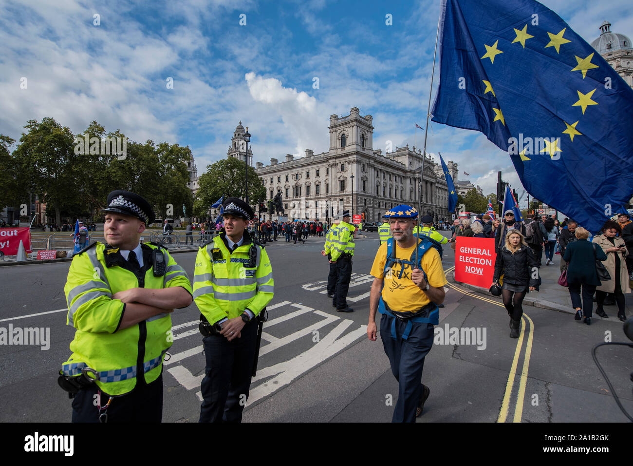 Londres, Royaume-Uni. 25 Septembre, 2019. Aux portes d'attente pour l'arrivée de Boris Johnson - Les gens attendent l'arrivée du premier ministre, Boris Johnson, le dernier jour avant qu'il se termine au début de la présente session du Parlement. Crédit : Guy Bell/Alamy Live News Banque D'Images