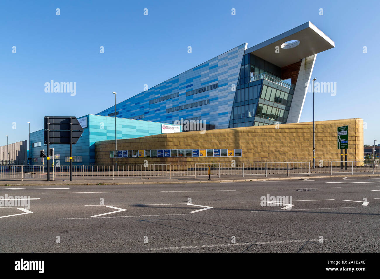 Le patchwork de couleurs et de design moderne angulaire Bournville College - South & City College, Longbridge, Birmingham. Banque D'Images