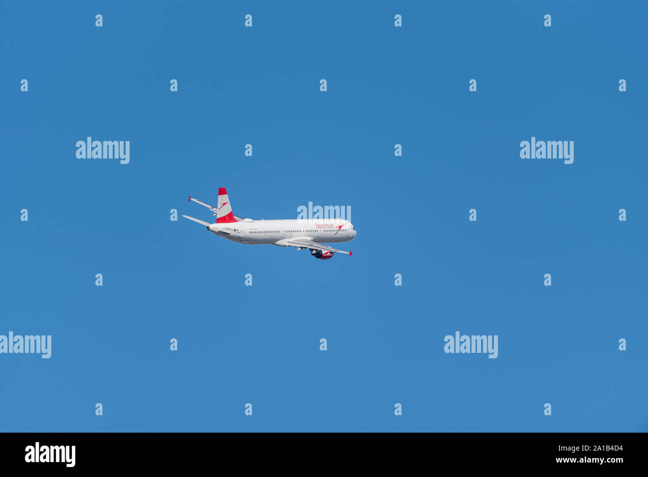 Austrian Airlines Airbus A321 avion de ligne à réaction OE-LBA décollant de l'aéroport de Londres Heathrow, Londres, Royaume-Uni dans le ciel bleu Banque D'Images